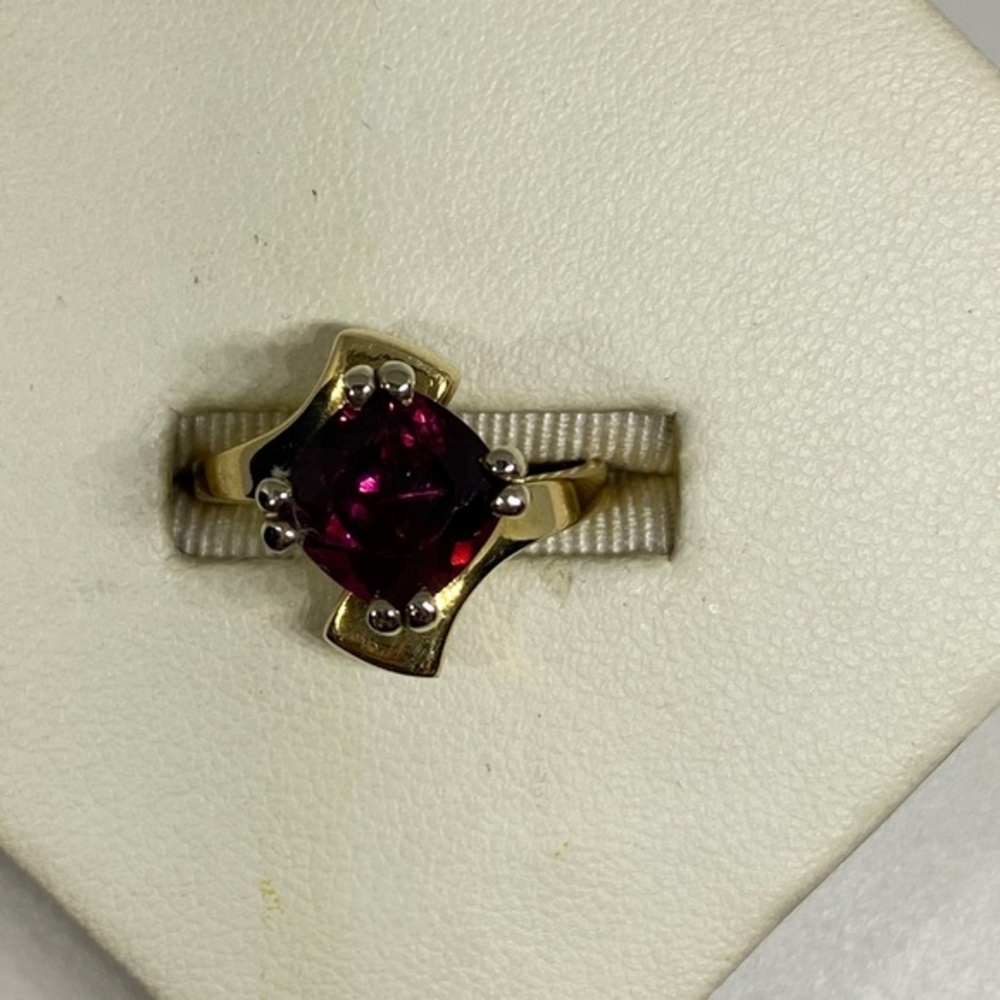NWOT 14K Yellow Gold Cushion Cut Garnet Ring